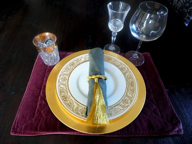 Black Table Cloth Green Waterfall Napkins Gold Charger: Stunning Elegance Unveiled 1 black table cloth green waterfall napkins gold charger