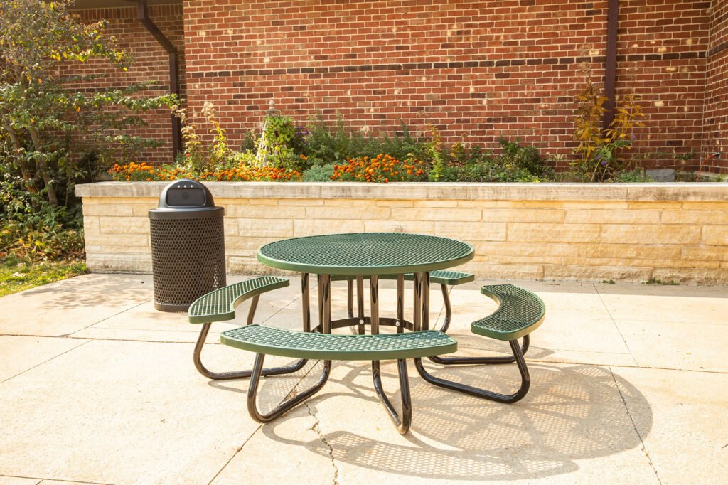 commercial outdoor dining furniture