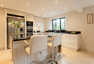 cream kitchen black worktop what colour walls