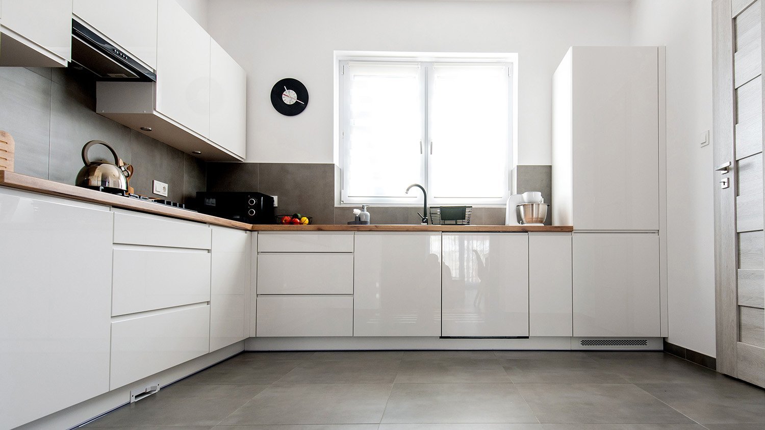 do you tile walls before or after fitting a kitchen