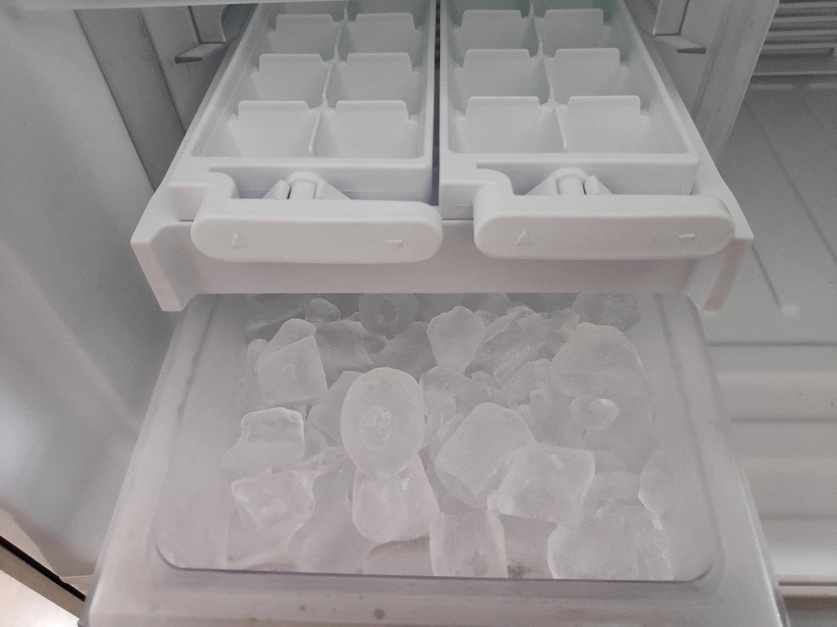 how do ice makers work in freezers