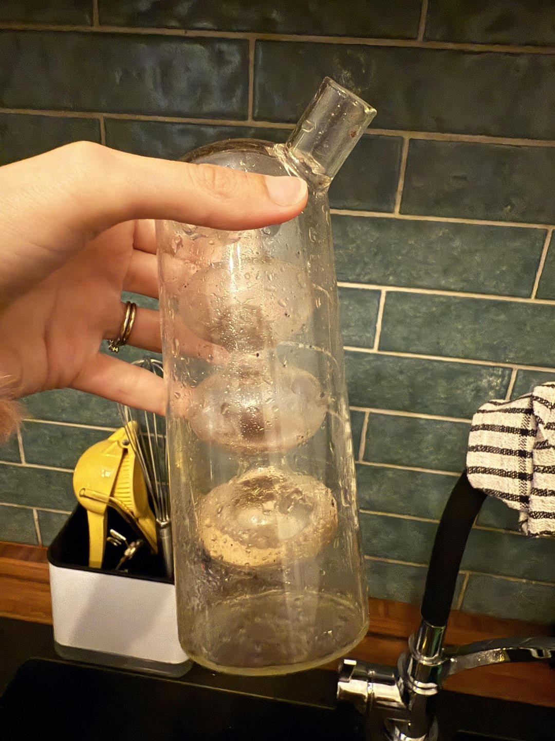 how to clean glassware with vinegar
