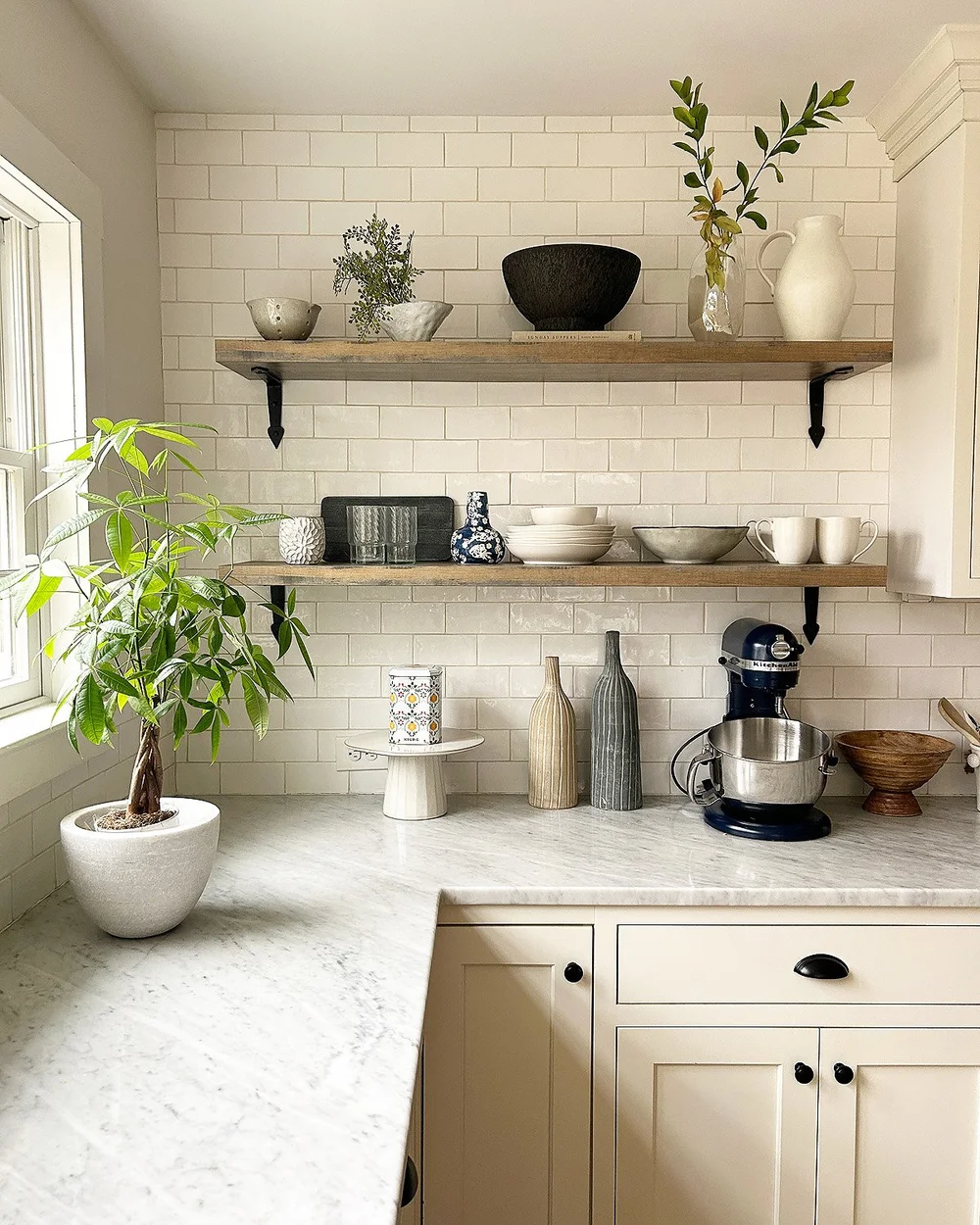 how to decorate kitchen shelves