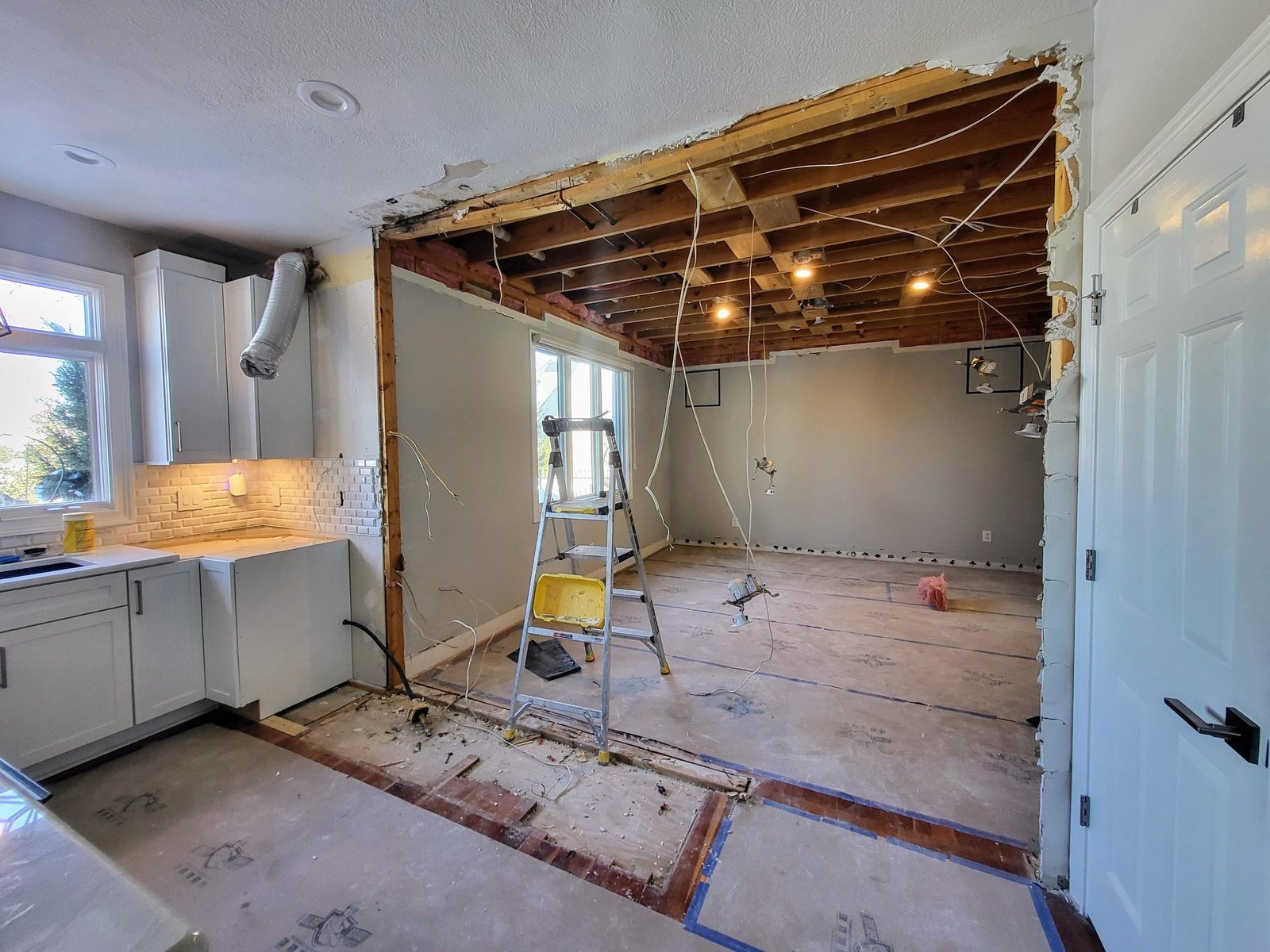 how to remove a wall between kitchen and living room