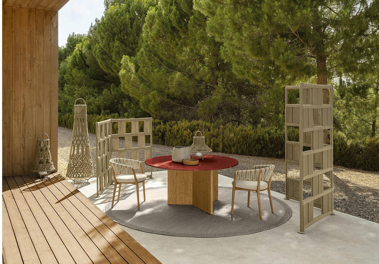 round dining table outdoor