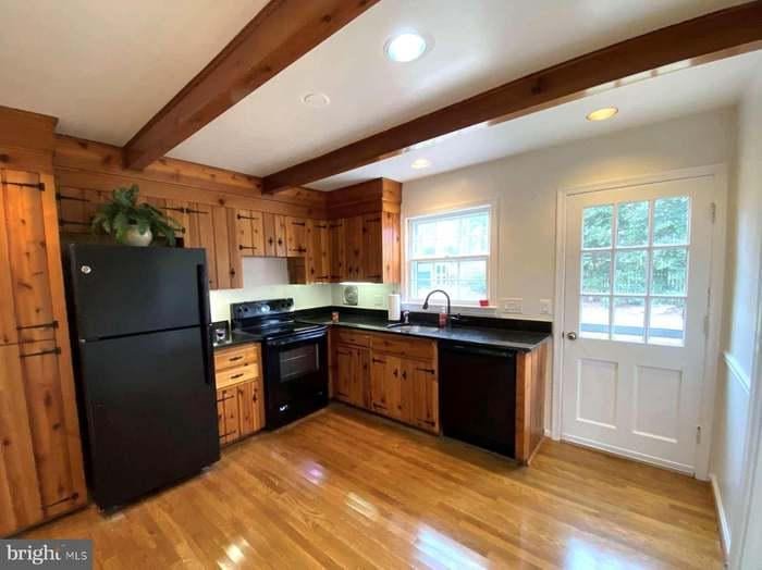 What Color Kitchen Cabinets Go With Knotty Pine Walls: Stunning Ideas 1 Two-tone kitchen cabinets with knotty pine wall design