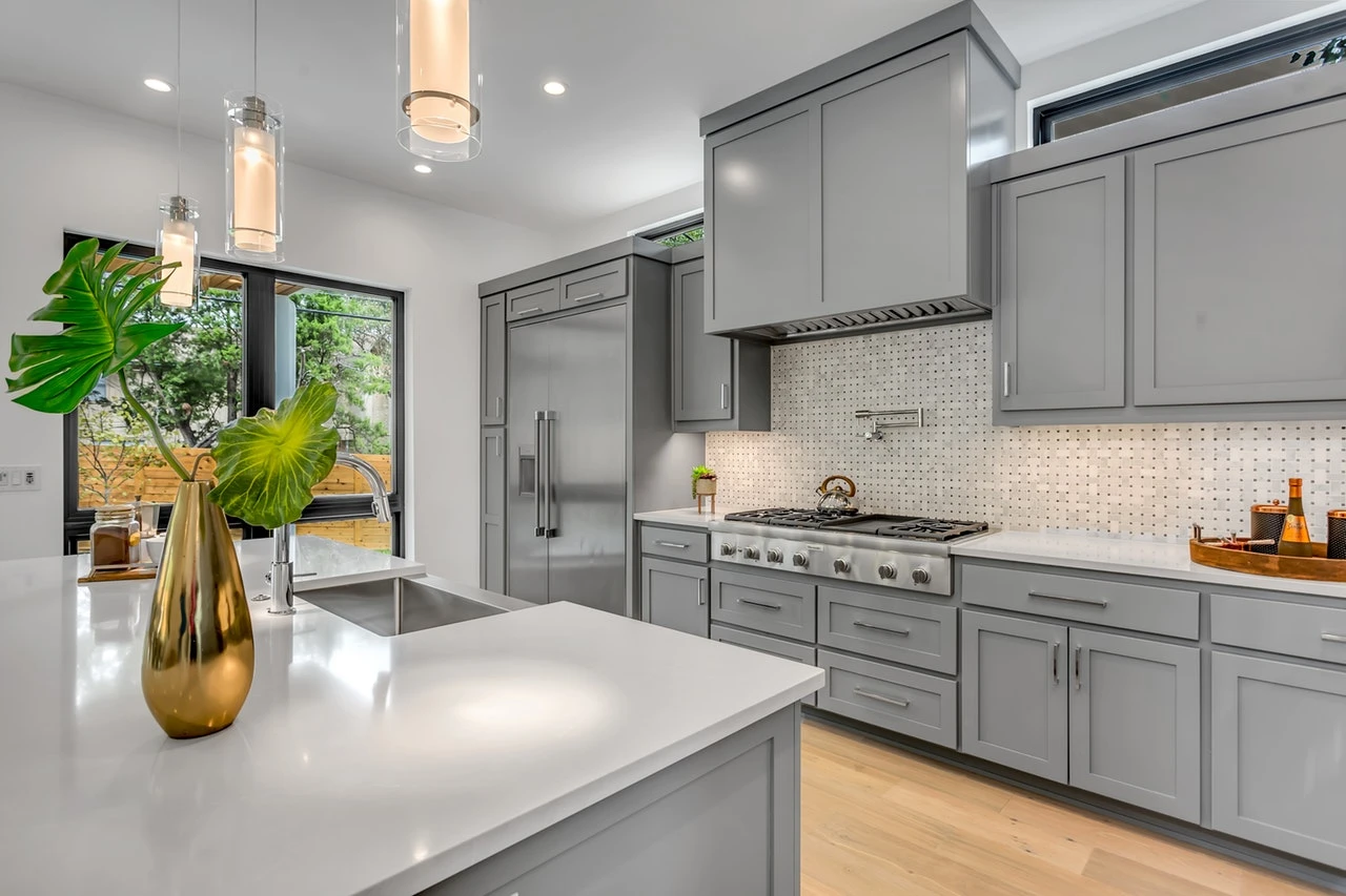 what colour walls with grey kitchen cabinets