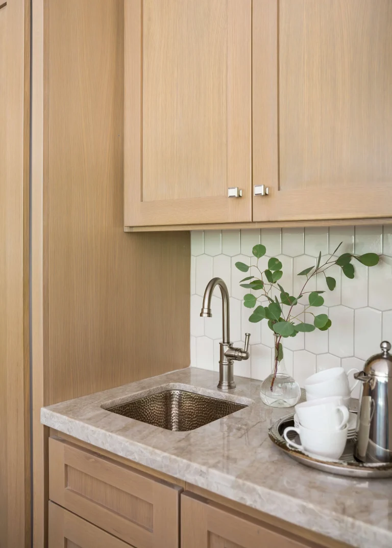 What to Put on Wall behind Kitchen Sink: Stylish & Durable Ideas 3 what to put on wall behind kitchen sink