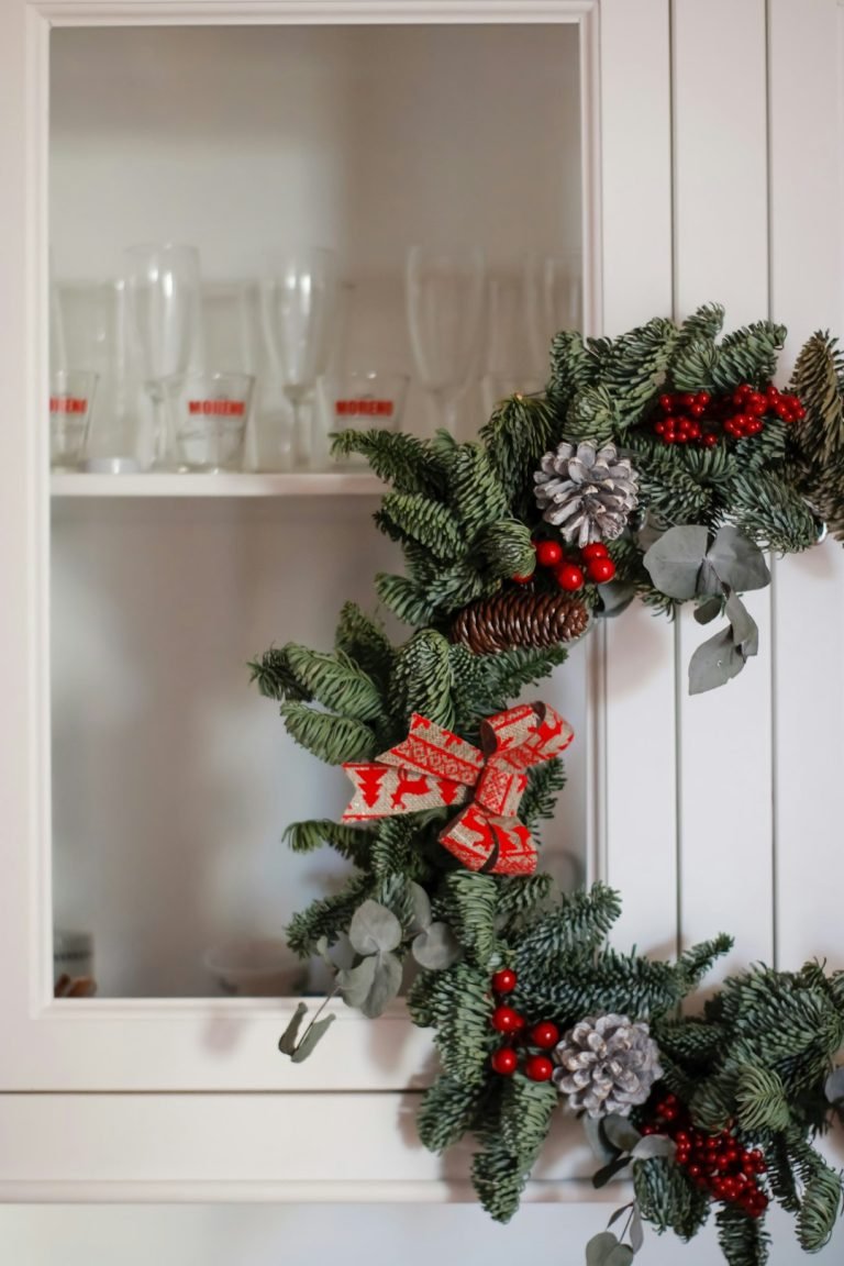 How to Decorate Top of Kitchen Cabinets for Christmas: Festive Ideas 19 How to Decorate Top of Kitchen Cabinets for Christmas Festive Ideas