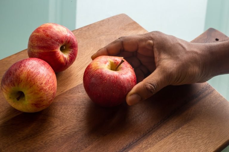 How to Stop Cut Apple Going Brown in Lunch Box: Easy Fresh Tips 7 How to Stop Cut Apple Going Brown in Lunch Box Easy Fresh Tips