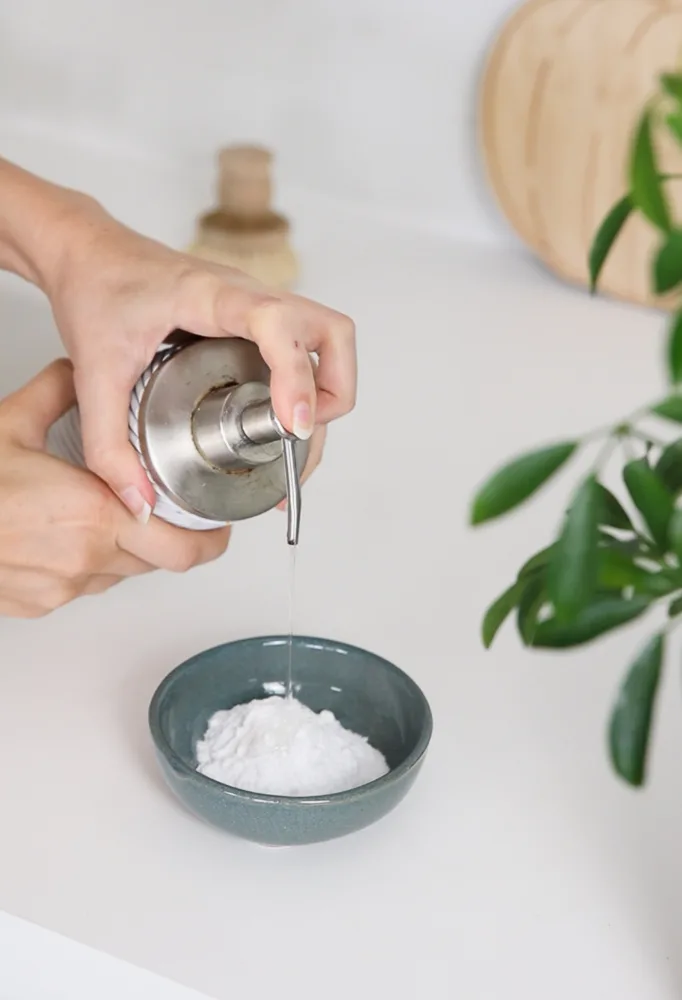 cleaning melamine plate stains baking soda