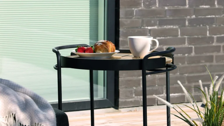 outdoor serving tray features to look for