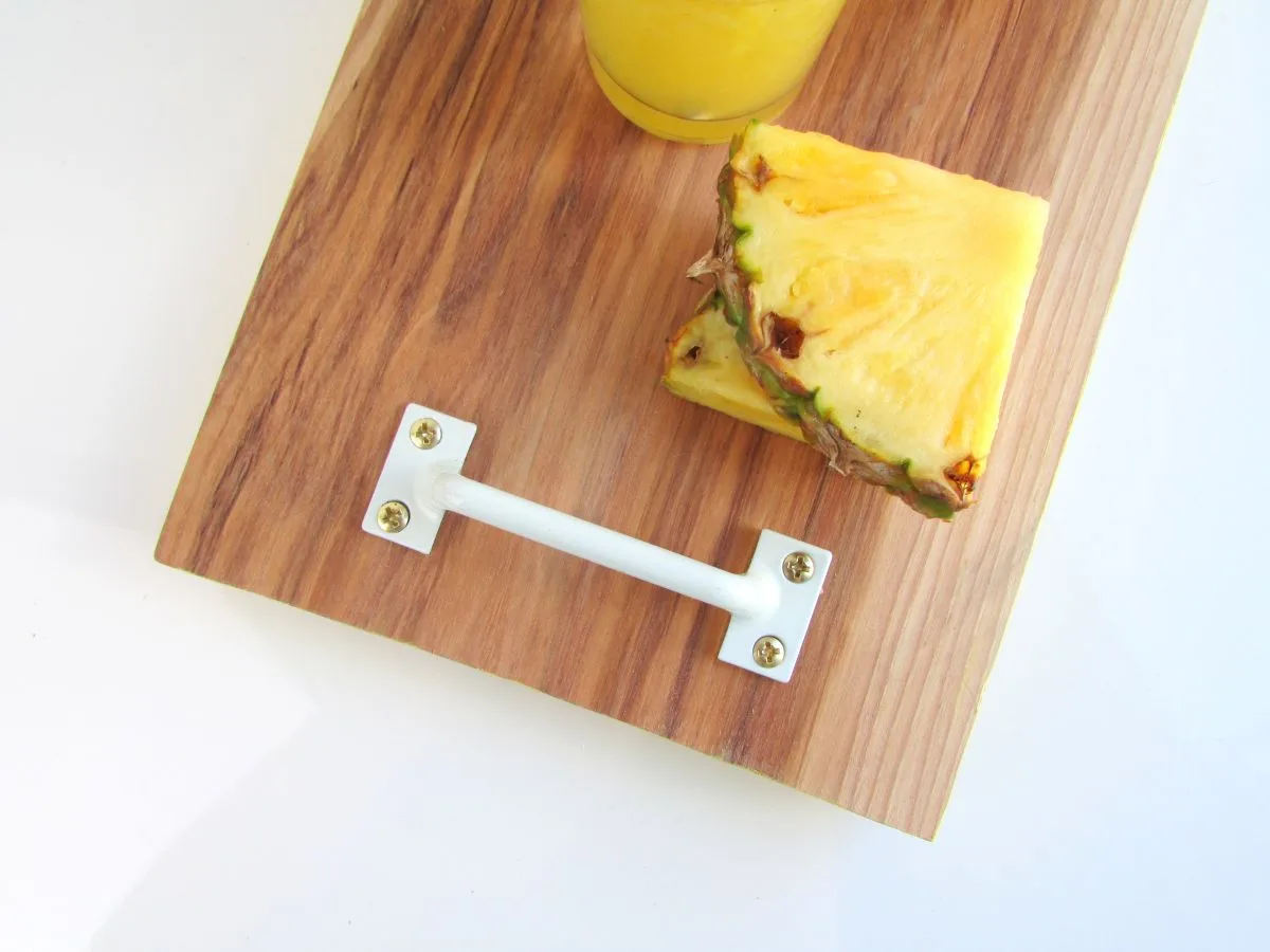 How to Use an Outdoor Serving Tray: Tips & Tricks 3 stabilize outdoor serving tray uneven ground